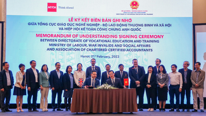Lễ ký Biên bản ghi nhớ giữa Tổng cục Giáo dục nghề nghiệp và Hiệp hội Kế toán công chứng Anh quốc (ACCA), tháng 2/2023. (Ảnh: Nhật Quang)