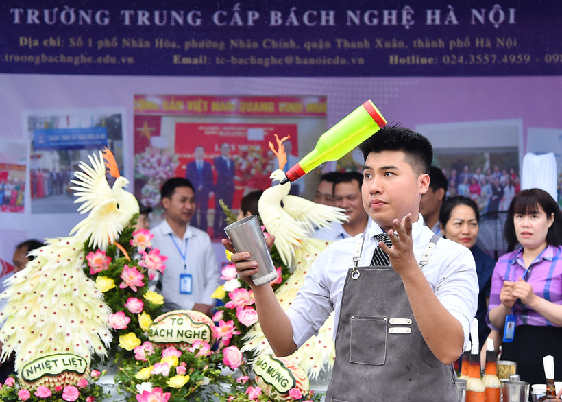 Sinh viên giáo dục nghề nghiệp trình diễn tại Ngày hội gắn kết giáo dục nghề nghiệp Thủ đô với thị trường lao động năm 2023. (Ảnh: Thủy Nguyên)