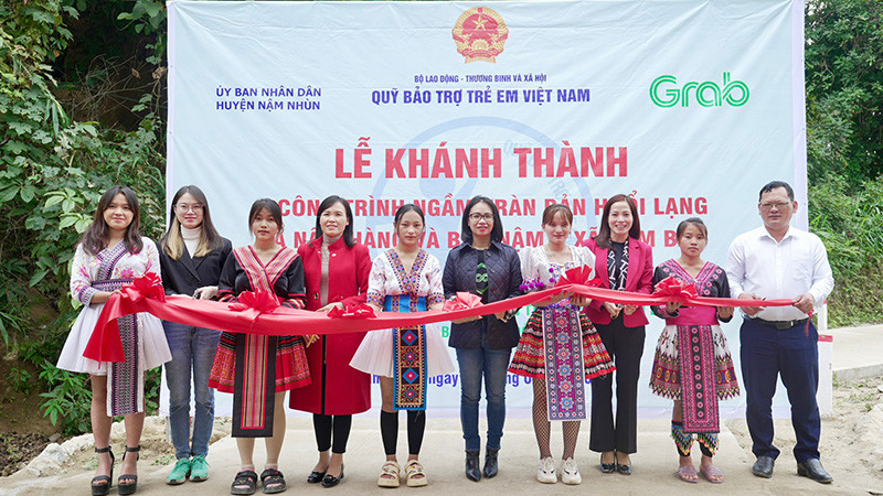 Lễ khánh thành hai cây cầu tại xã Nậm Ban, huyện Nậm Nhùn, tỉnh Lai Châu. (Ảnh: NFVC)