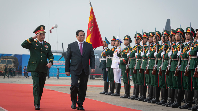 Thủ tướng Phạm Minh Chính và Đại tướng Phan Văn Giang, Ủy viên Bộ Chính trị, Phó Bí thư Quân ủy Trung ương, Bộ trưởng Quốc phòng duyệt đội danh dự tại Lễ khai mạc Triển lãm Quốc phòng quốc tế Việt Nam 2024. (Ảnh: SƠN TÙNG)