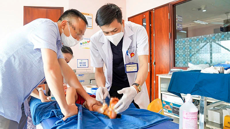 Điều trị cho trẻ em bị tai nạn dập nát chân do cửa trượt tự động tại Bệnh viện Nhi trung ương. (Ảnh VNNCH)