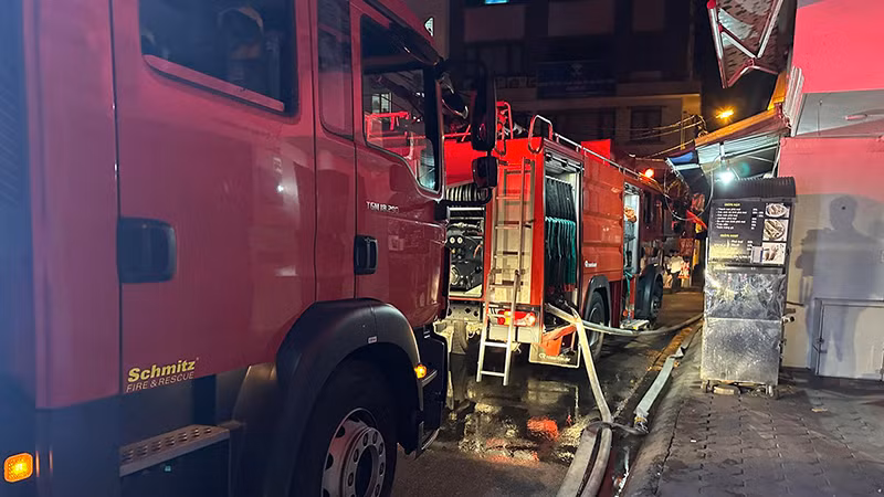 Xe cứu hỏa tới hiện trường vụ cháy chung cư mini tại phố Khương Hạ. (Ảnh: nhandan.vn)
