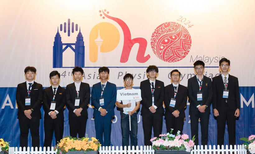 Đội tuyển quốc gia Việt Nam dự Olympic Vật lý châu Á năm 2024, (trái qua phải): Nguyễn Thành Duy, Hà Duyên Phúc, Nguyễn Thế Quân, Trương Phi Hùng , Nguyễn Nhật Minh, Hoàng Tuấn Kiệt, Thân Thế Công, Trần Vũ Lê Hoàng.