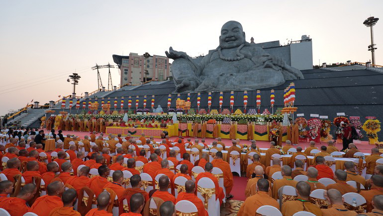 Lễ an vị tôn tượng Bồ Tát Di Lặc tại đỉnh núi Bà Đen vào chiều 28/1/2024. Ảnh: giacngo.vn