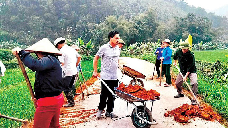  Cán bộ huyện Yên Bình (tỉnh Yên Bái) tham gia tu sửa đường giao thông nông thôn trong hoạt động "Ngày cuối tuần cùng dân" tại thôn Nà Ké, xã Ngọc Chấn. (Ảnh: Thanh Sơn)