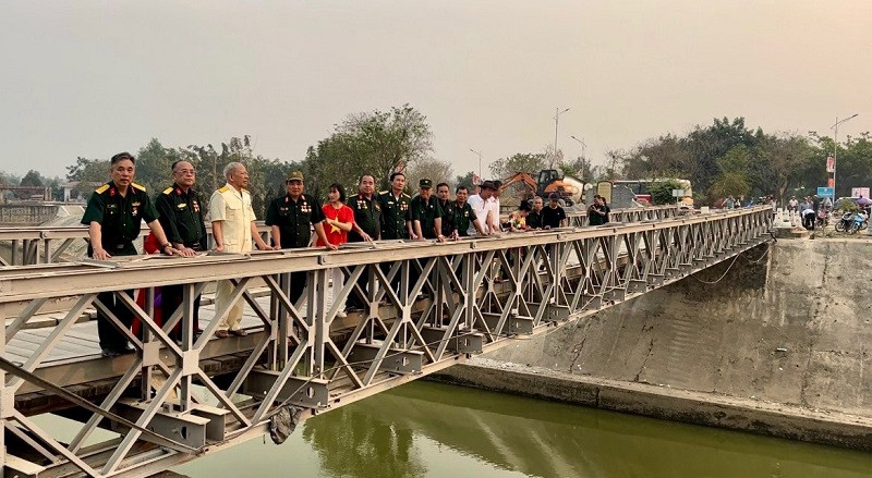 Cầu Mường Thanh giờ chỉ phục vụ khách tham quan, du lịch và người đi bộ qua cầu.