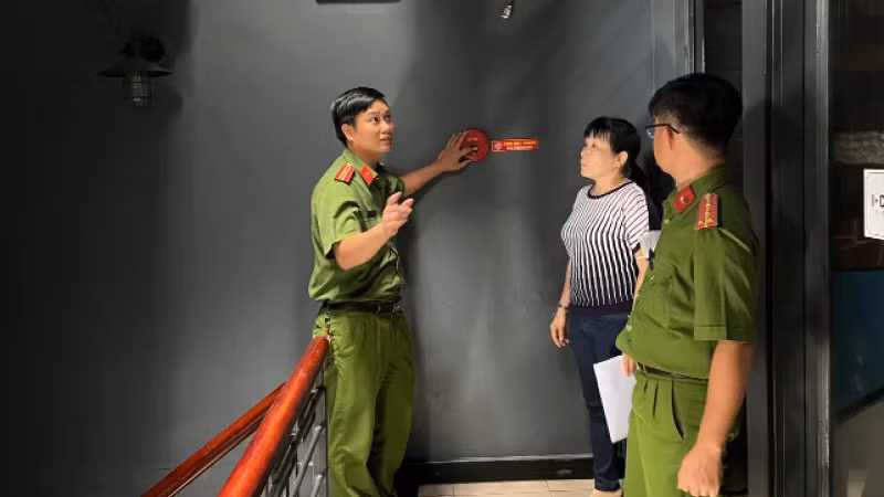 Lực lượng chức năng trao đổi với quản lý hệ thống karaoke Icool tại Thành phố Hồ Chí Minh về phòng cháy, chữa cháy. Ảnh: XUÂN PHÚ