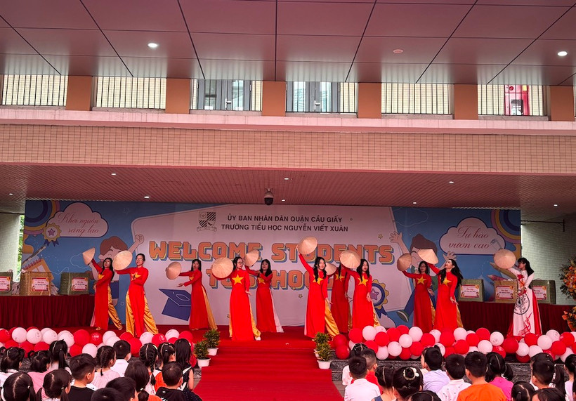 Giáo viên biểu diễn văn nghệ chào mừng học sinh trong Ngày hội Greeting day của Trường tiểu học Nguyễn Viết Xuân 