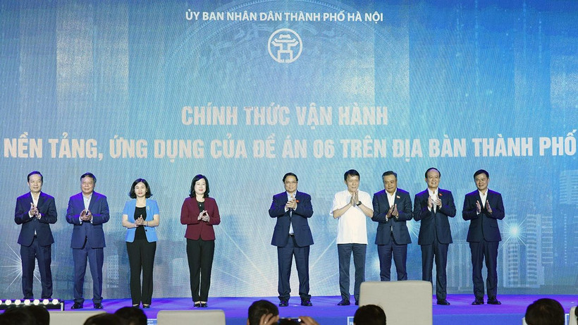 Thủ tướng Phạm Minh Chính cùng các đồng chí lãnh đạo bộ, ngành, thành phố Hà Nội thực hiện nghi thức kích hoạt vận hành một số nền tảng, ứng dụng của Đề án 06 trên địa bàn thành phố Hà Nội.