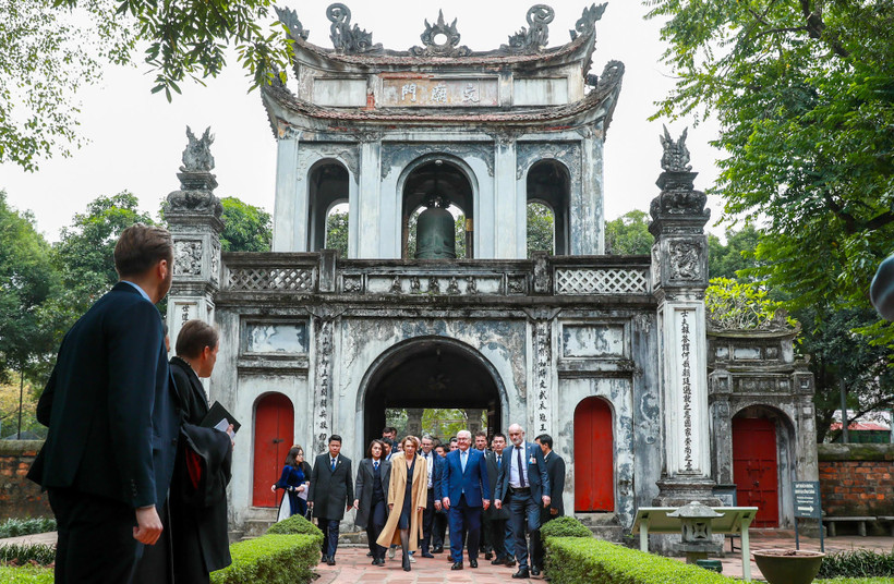  Tổng thống Cộng hoà Liên bang Đức Frank - Walter Steinmeier và Phu nhân cùng đoàn đại biểu cấp cao Cộng hòa Liên bang Đức thăm Văn Miếu - Quốc Tử Giám.