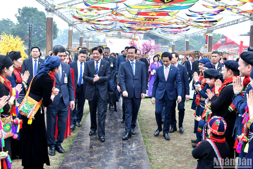 Chủ tịch nước Võ Văn Thưởng và Tổng thống Philippines Ferdinand Marcos Jr. tham quan không gian Tết Việt 2024 tại Hoàng thành Thăng Long (Hà Nội). 
