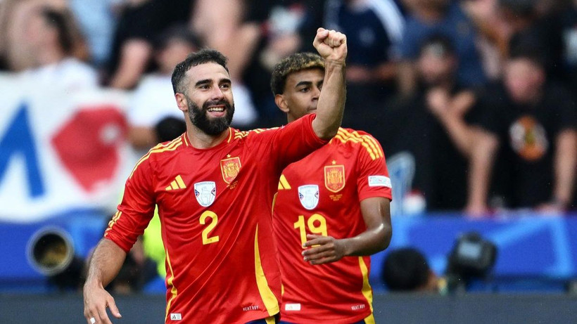 Hậu vệ Dani Carvajal ăn mừng khi ghi bàn thắng thứ 3, ấn định tỉ số 3-0 cho đội tuyển Tây Ban Nha. (Ảnh: AFP)