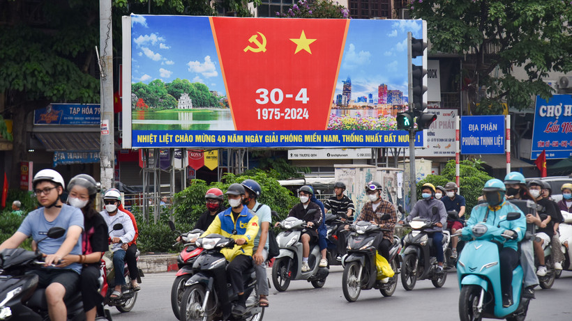 [Ảnh] Người dân quay trở lại Hà Nội sau kỳ nghỉ lễ kéo dài