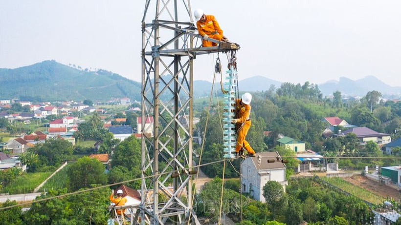 Kiểm tra vận hành đường dây truyền tải điện.