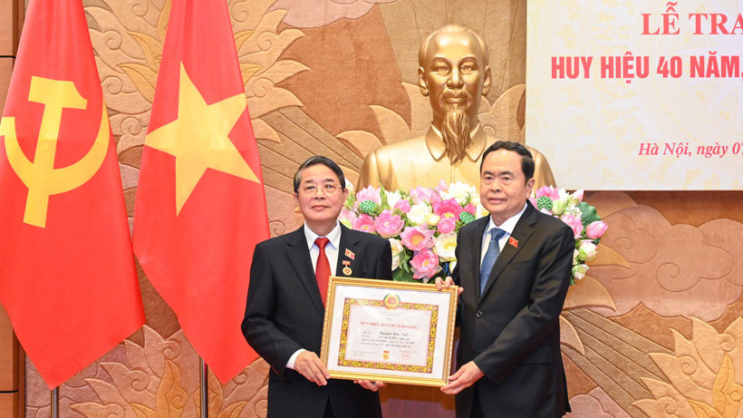 Chủ tịch Quốc hội Trần Thanh Mẫn trao tặng Huy hiệu 40 năm tuổi Đảng cho Phó Chủ tịch Quốc hội Nguyễn Đức Hải.
