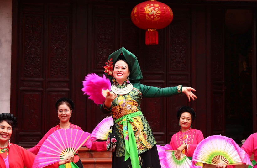 Tiết mục hát diễn xướng mở màn khai mạc sự kiện (Ảnh: Uyển Nhi)