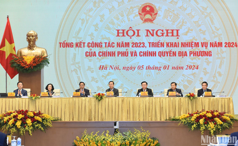 Các đồng chí lãnh đạo chủ trì Hội nghị tổng kết công tác năm 2023, triển khai nhiệm vụ năm 2024 của Chính phủ và chính quyền địa phương. 