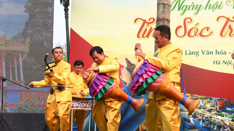 Các nghệ nhân biểu diễn nhạc cụ truyền thống của người Khmer.