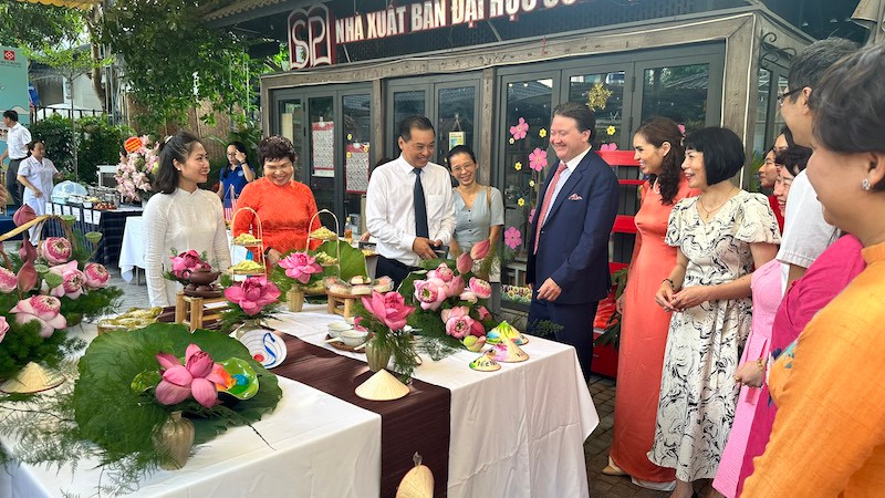 Đại sứ Mỹ tại Việt Nam Marc Knapper và các đại biểu tham quan các gian hàng ẩm thực tại Ngày hội (Ảnh: KIM LĨNH)