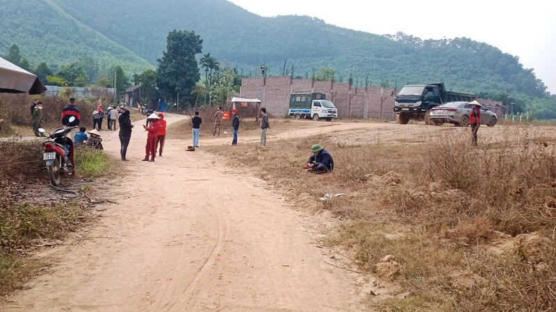 Một số người dân tụ tập ngăn cản khi có xe chở vật tư, vật liệu vào công trường xây dựng các hạng mục thuộc dự án Khu du lịch sinh thái văn hóa Đá Thiên.