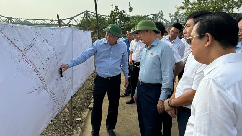 Chủ tịch Hội đồng nhân dân thành phố Hà Nội khảo sát khu đất bãi ven sông thuộc địa bàn phường Phúc Xá (quận Ba Đình, Hà Nội).