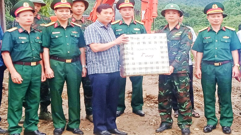 Đồng chí Phạm Thái Hanh, Ủy viên Ban Thường vụ Tỉnh ủy, Trưởng Ban Dân vận Tỉnh ủy Thái Nguyên tặng quà cán bộ, chiến sĩ Quân khu I làm công tác dân vận tại xã Văn Lăng, huyện Đồng Hỷ.