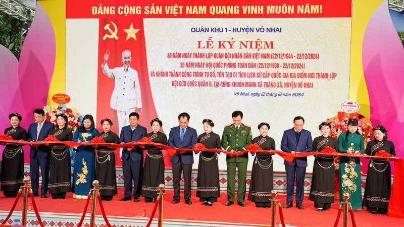 Các đại biểu cắt băng khánh thành công trình tu bổ di tích.