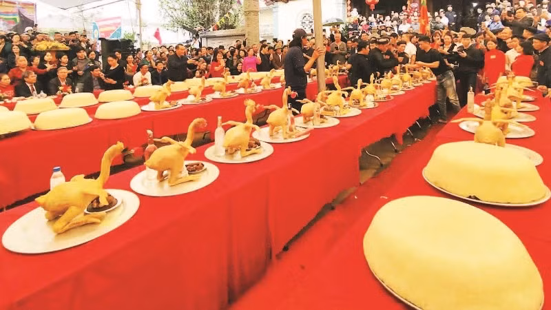 Lễ xôi gà được mang bày trong sân đình chấm thi luôn là phần được dân làng và du khách mong chờ trong hội làng.