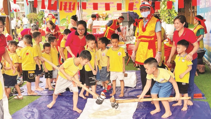 Học sinh Trường mầm non Thanh Bình trải nghiệm giã bánh dày.