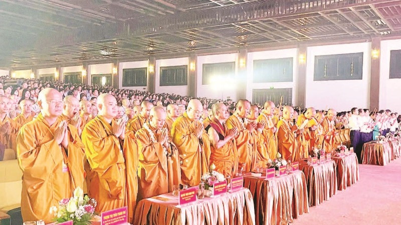 Các đại biểu thực hiện nghi thức dâng hương cầu nguyện.