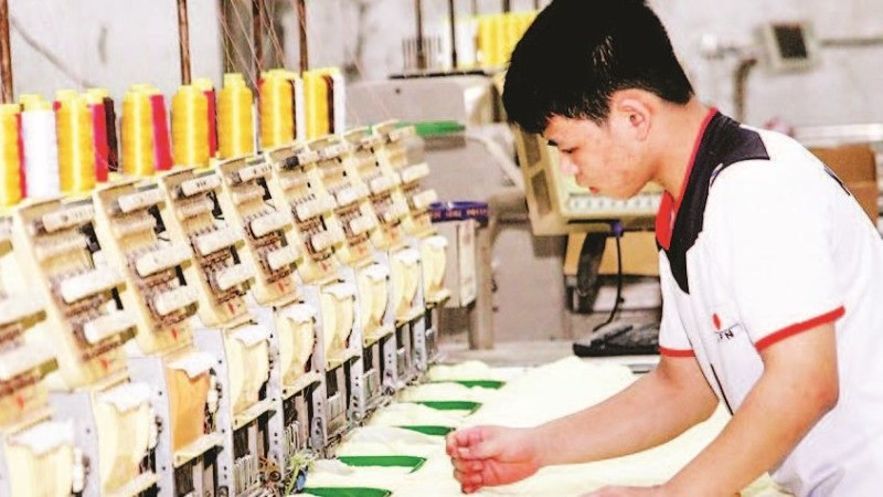 Người dân Yên Đồng đầu tư máy móc sản xuất chăn, ga, gối, đệm.