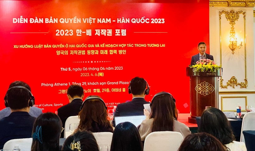 Cục trưởng Cục Bản quyền tác giả Trần Hoàng phát biểu tại một diễn đàn về bản quyền.