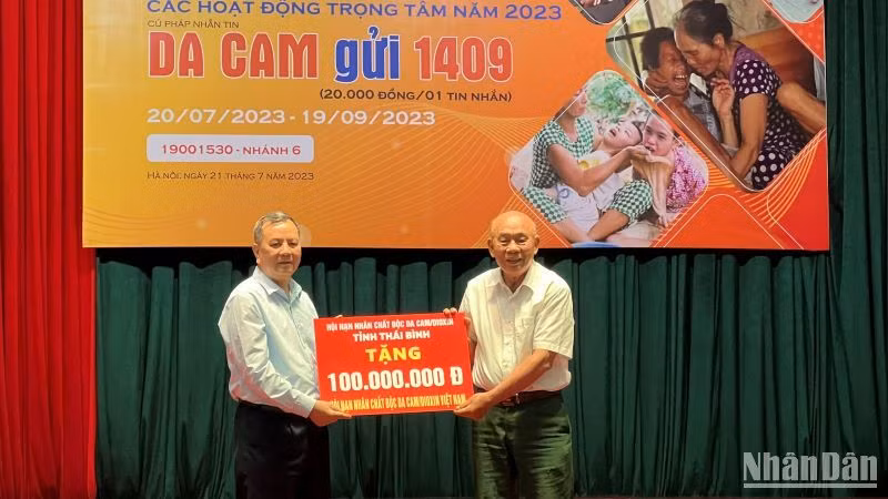 Hội Nạn nhân chất độc da cam/dioxin tỉnh Thái Bình ủng hộ Quỹ Nạn nhân chất độc da cam/dioxin Việt Nam.