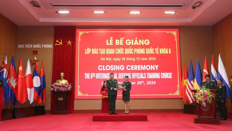 Lễ Bế giảng Lớp Đào tạo Quan chức quốc phòng quốc tế khóa 6.