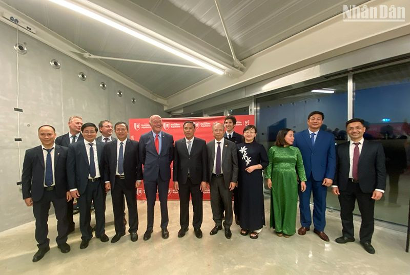 Lãnh đạo tỉnh Lào Cai và vùng Nouvelle Aquitaine tại Lễ kỷ niệm 20 năm hợp tác giữa hai địa phương. Tham dự có Đại sứ Việt Nam tại Pháp Đinh Toàn Thắng. 
