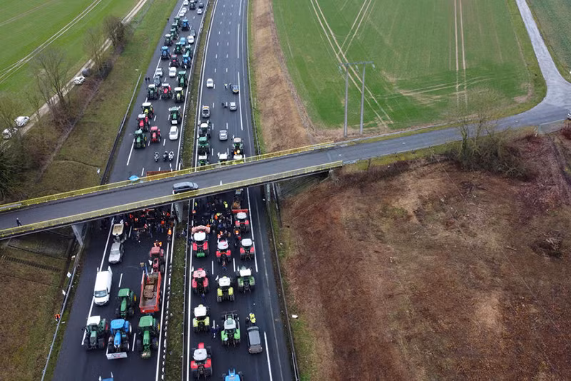 Nông dân Pháp lái máy kéo trên cao tốc A1 ở ngoại ô phía bắc Paris. (Ảnh: Reuters)