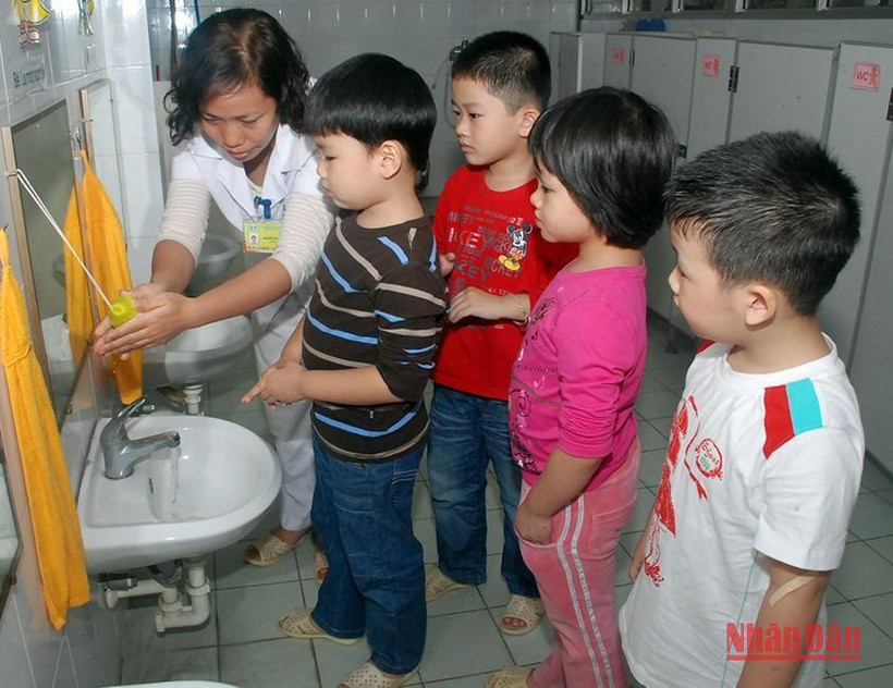 Hướng dẫn trẻ rửa tay sạch tại trường mầm non (Ảnh minh hoạ: DUY LINH)