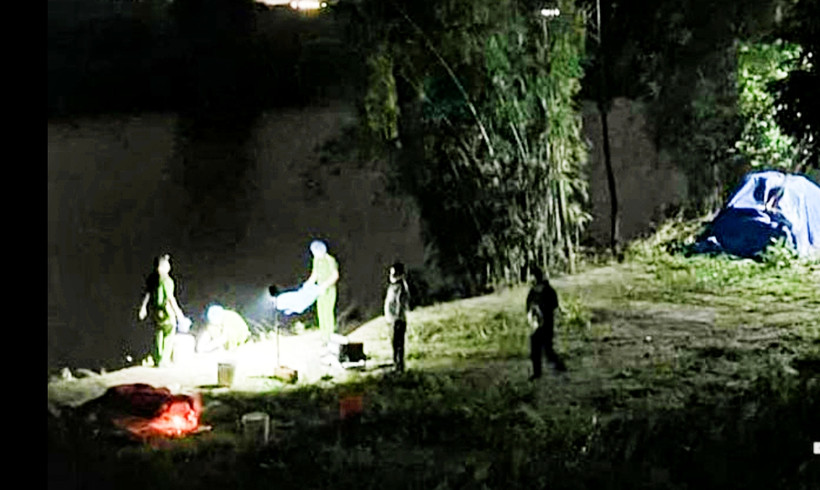 Lực lượng chức năng khám nghiệm hiện trường, khám nghiệm tử thi trong đêm 16/4.