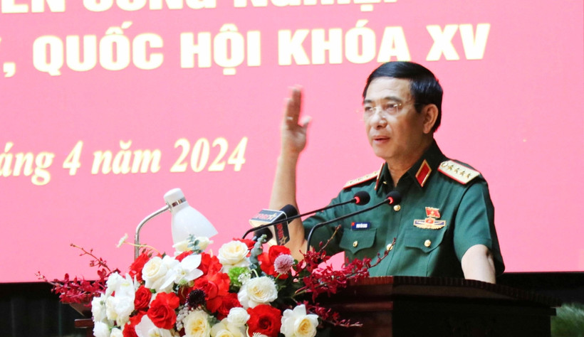 Đại tướng Phan Văn Giang phát biểu ý kiến với cử tri.