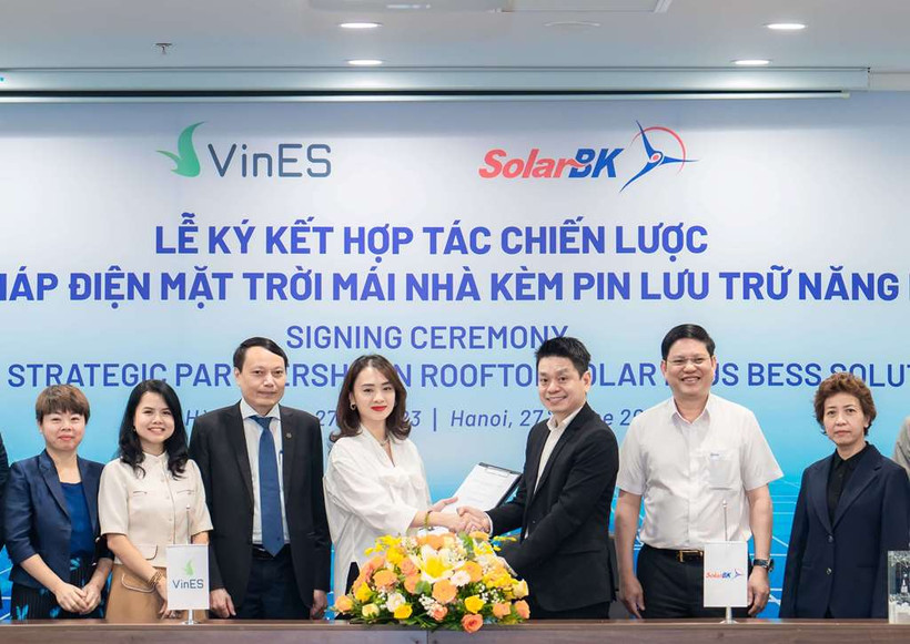 Hợp tác sử dụng giải pháp điện mặt trời mái nhà kèm pin lưu trữ năng lượng make in Vietnam