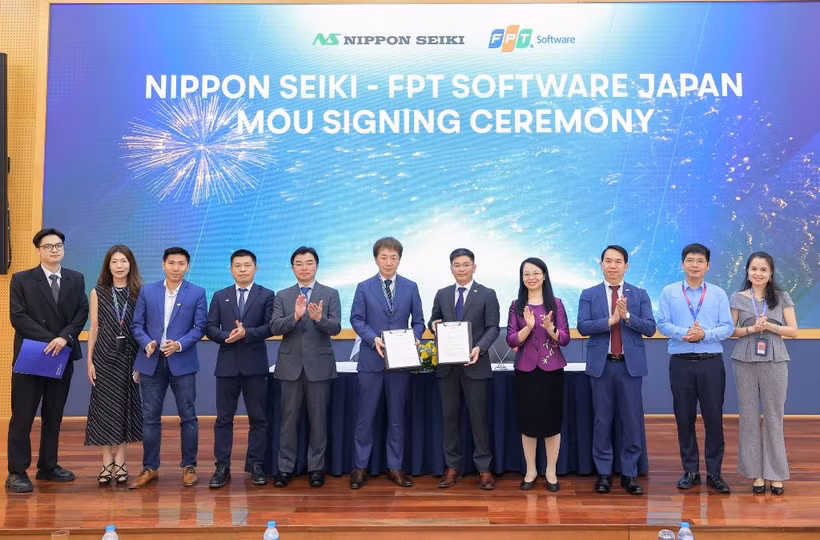 Lãnh đạo cấp cao của FPT Software và Nippon Seiki ký thỏa thuận hợp tác.