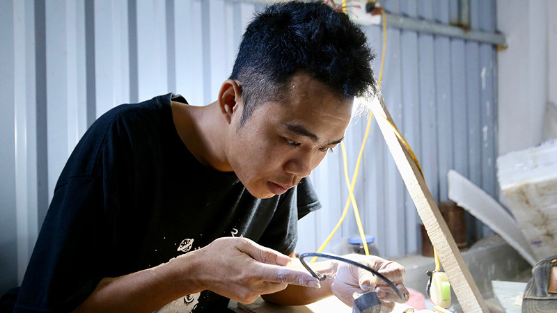 Lao động tại làng nghề khảm trai Chuyên Mỹ, huyện Phú Xuyên, Hà Nội. (Ảnh: DUY KHÁNH)