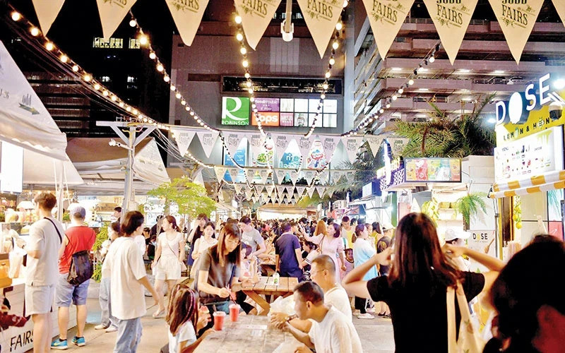 Một khu phố ẩm thực sầm uất ở Bangkok, Thái Lan. Ảnh: ĐINH TRƯỜNG