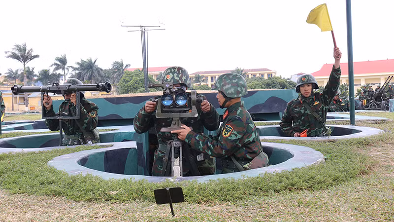 Cán bộ, chiến sĩ phân đội trực chiến thuộc Lữ đoàn 214 (Quân khu 3) duy trì chặt chẽ nền nếp trực sẵn sàng chiến đấu trong dịp Tết.