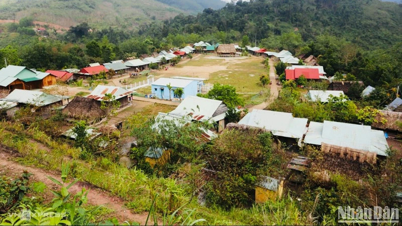 Người dân các xã biên giới huyện Tây Giang (Quảng Nam) sinh sống tập trung, cùng giúp nhau làm ăn, phát triển kinh tế. Ảnh: ĐÔNG HUYỀN