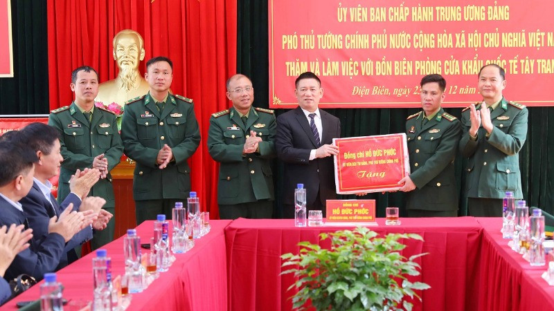 Phó Thủ tướng Chính phủ Hồ Đức Phớc, tặng quà cán bộ, chiến sĩ Đồn Biên phòng cửa khẩu Quốc tế Tây Trang.