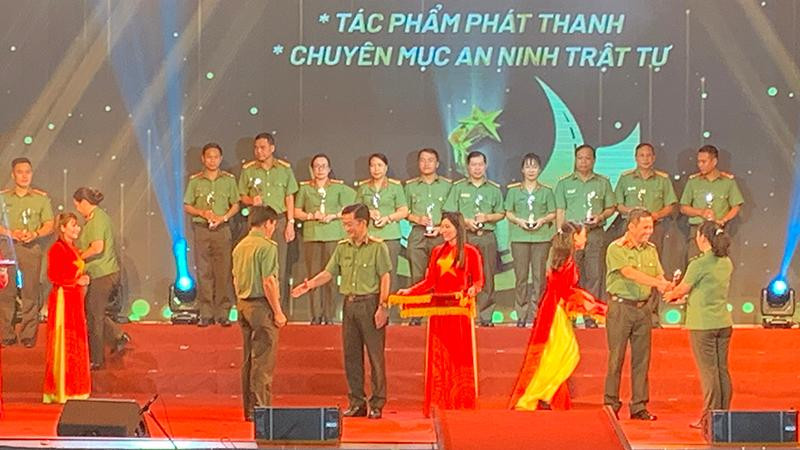 Ban tổ chức trao giải Bạc cho các tác phẩm đoạt giải.