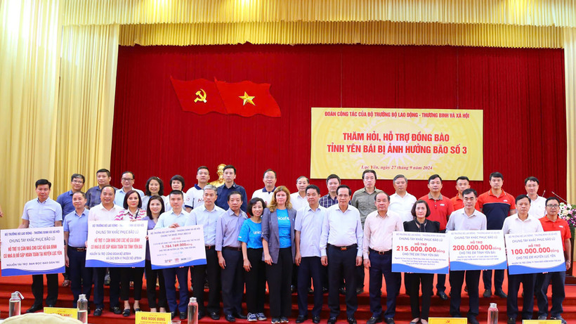 Bộ trưởng Đào Ngọc Dung cùng đoàn công tác trao hỗ trợ làm nhà cho các gia đình bị ảnh hưởng bởi bão số 3 tại Yên Bái. (Ảnh: Molisa)