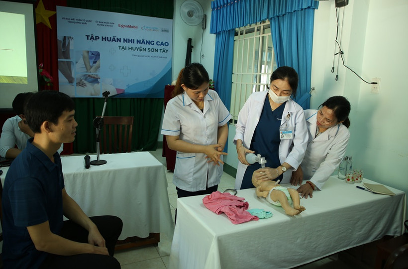 Khóa tập huấn nhi nâng cao cho các cán bộ y bác sĩ từ các trạm y tế xã và trung tâm y tế huyện Sơn Tây, tỉnh Quảng Ngãi.