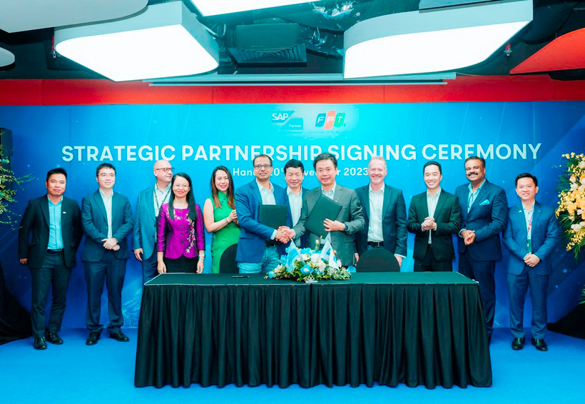 Ông Phạm Minh Tuấn, CEO FPT Software (hàng đầu phải) tại lễ ký hợp tác cùng đại diện SAP, ông Utkarsh Maheshwari, Giám đốc Hợp tác chiến lược, SAP châu Á, Thái Bình Dương và Nhật Bản.